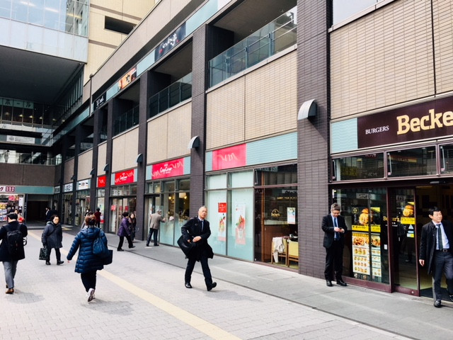 ＪＲ鶴見駅東口のコージーコーナー前です。