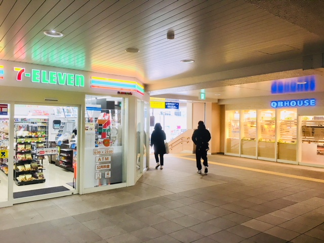 京急鶴見駅改札前のセブンイレブンです。