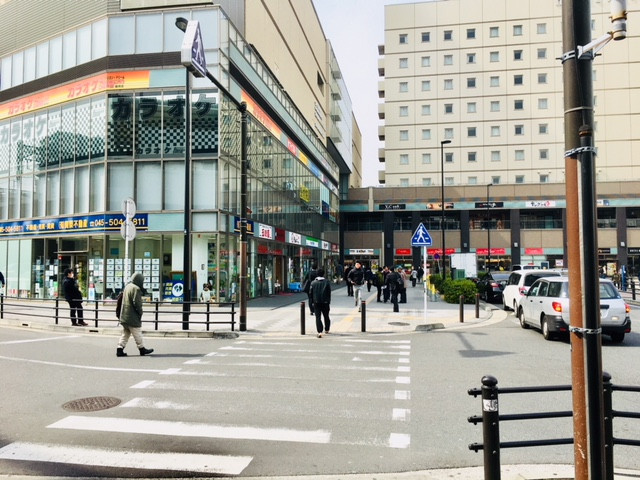 京急鶴見駅西口前の横断歩道です。