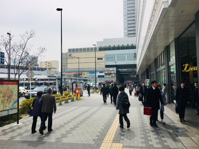 ＪＲ鶴見駅東口の地上に出たら右へ直進１００ｍ。