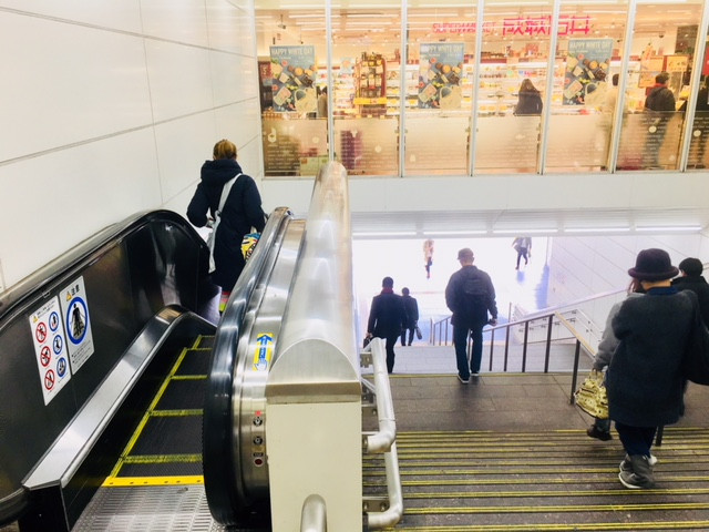 ＪＲ鶴見駅東口階段またはエスカレーターで地上へ下りてください。